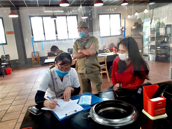 Gia Lâm xử phạt một quán ăn 15 triệu vì không đảm bảo công tác phòng, chống dịch Covid-19