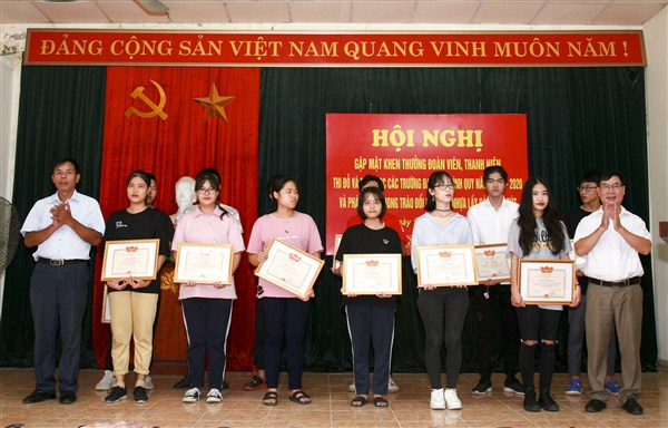 UBND huyện khen thưởng đột xuất gương người tốt, việc tốt.